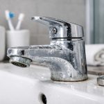 vopseaua-alba-de-pe-robinetul-mixer-strica-aspectul-intregii-bai.png